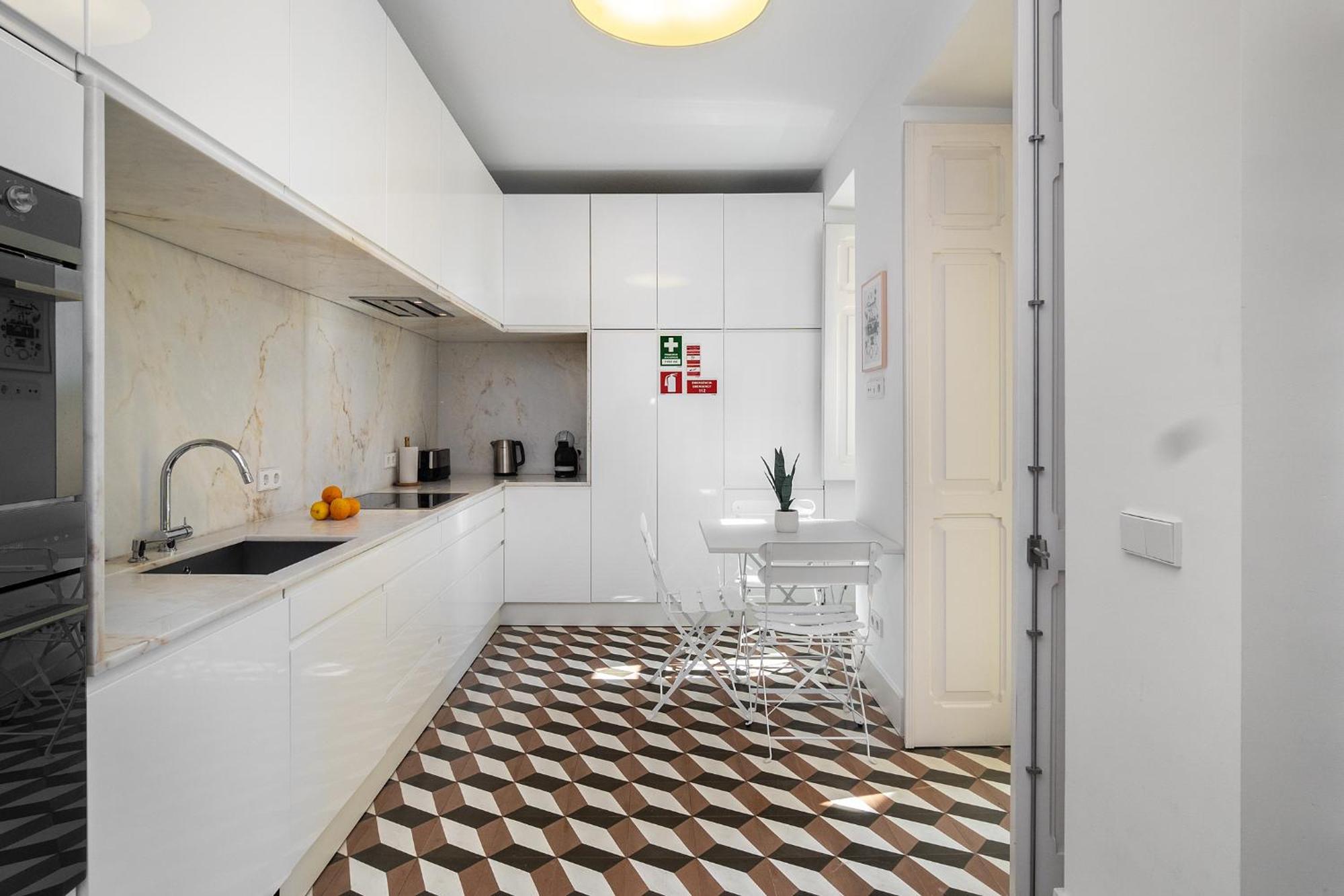 Whome Classic Beauty & Modern Retreat In Rato